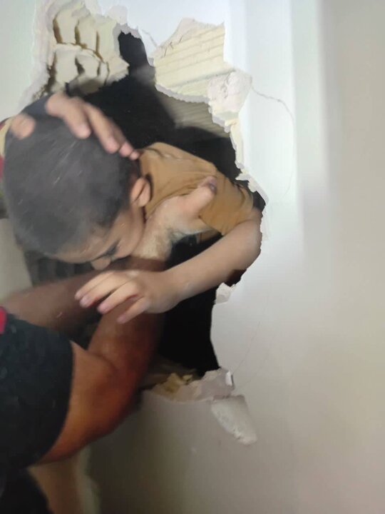 A miracle rescue of a five -year -old child caught in a cut -off; building